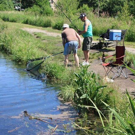 Zwei Angler am Teich